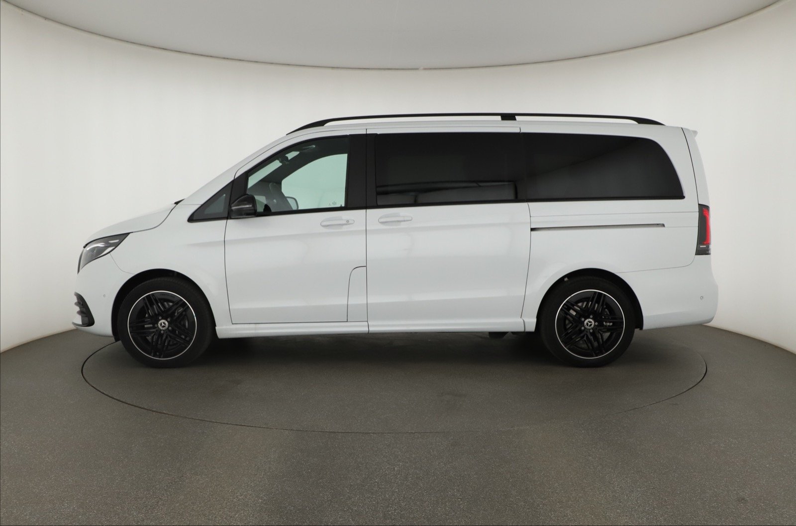 Mercedes-Benz V - 2025