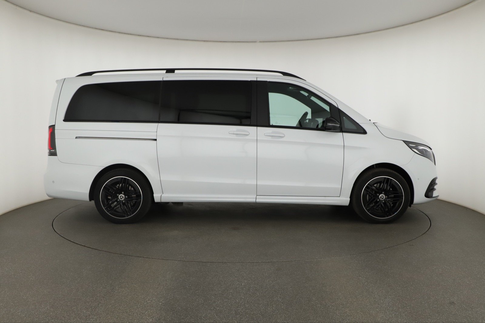 Mercedes-Benz V - 2025