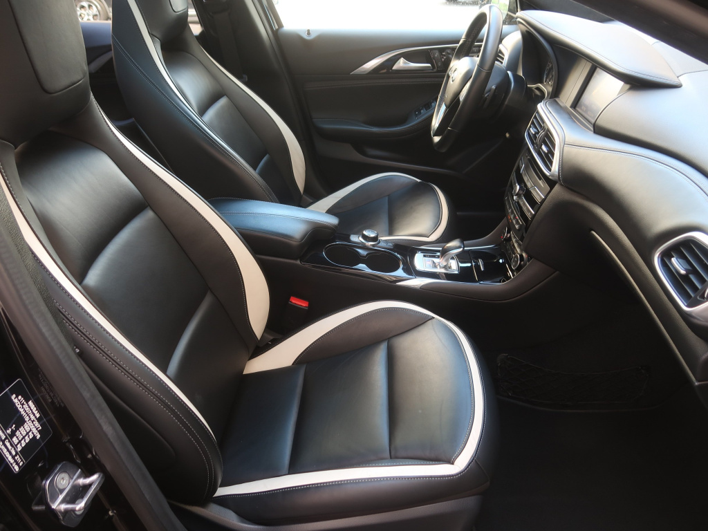 Infiniti Q30
