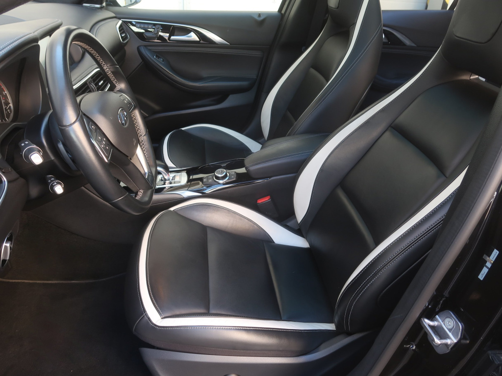 Infiniti Q30