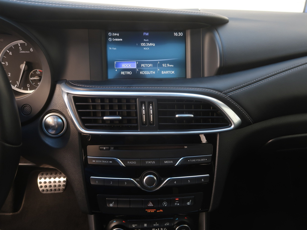 Infiniti Q30