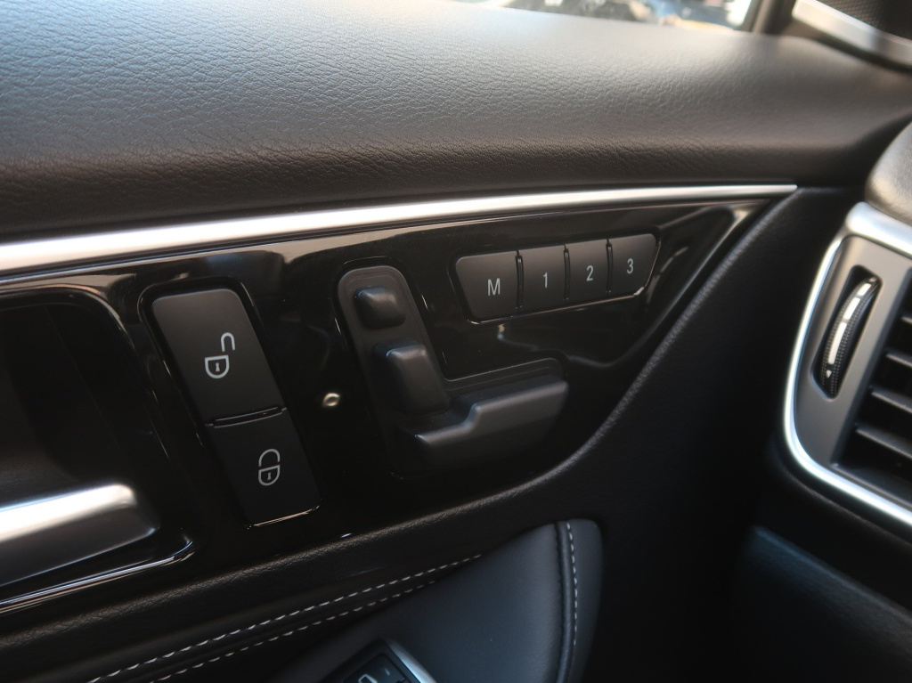 Infiniti Q30