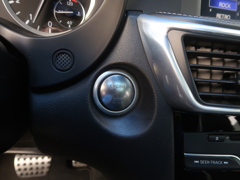 Infiniti Q30