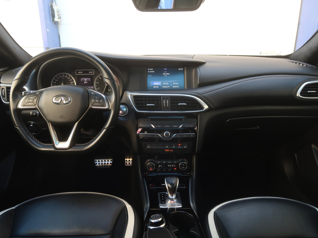Infiniti Q30