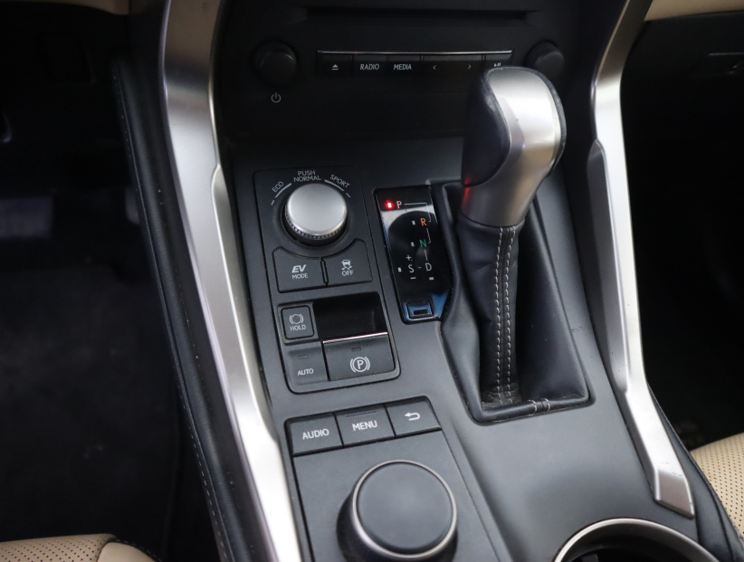 Lexus NX, 2016