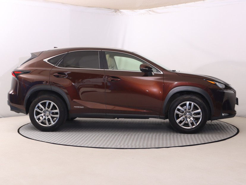 Lexus NX, 2016