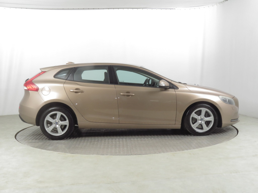 Volvo V40, 2016