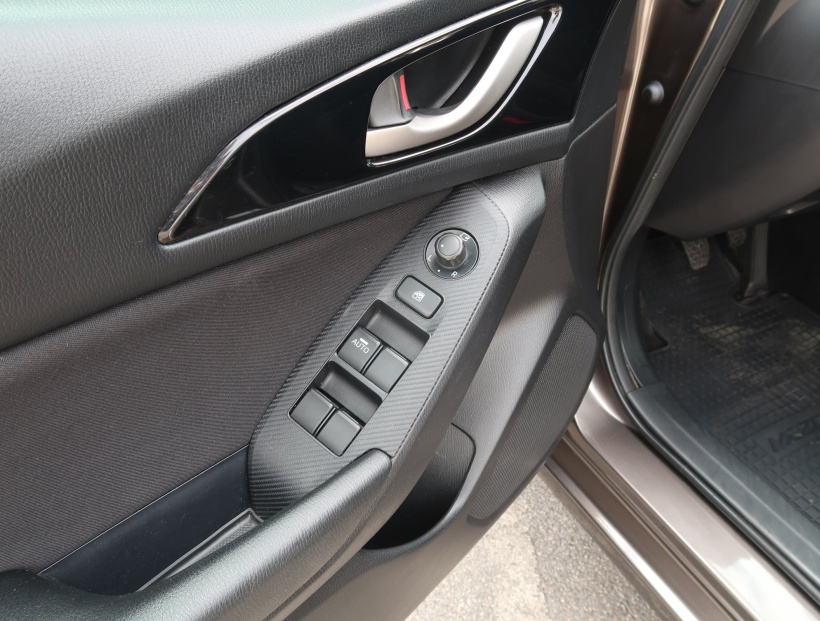 Mazda 3, 2015