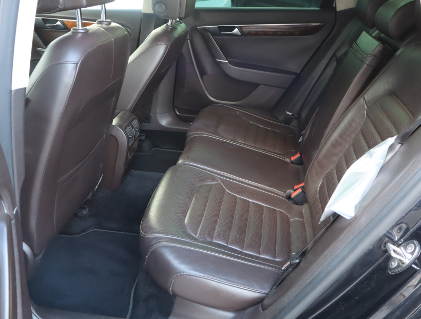 Volkswagen Passat, 2011
