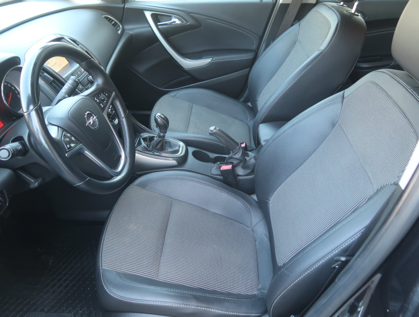 Opel Astra, 2012
