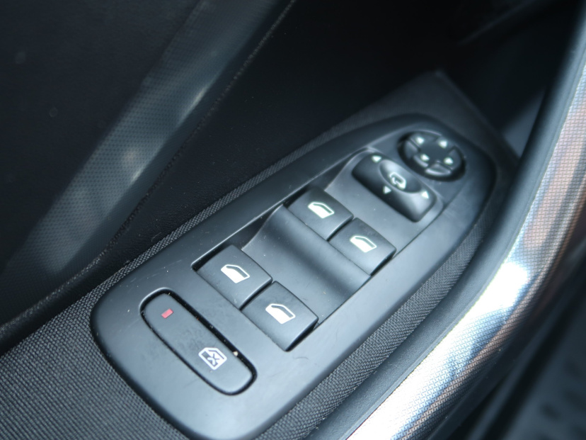 Peugeot 2008, 2015