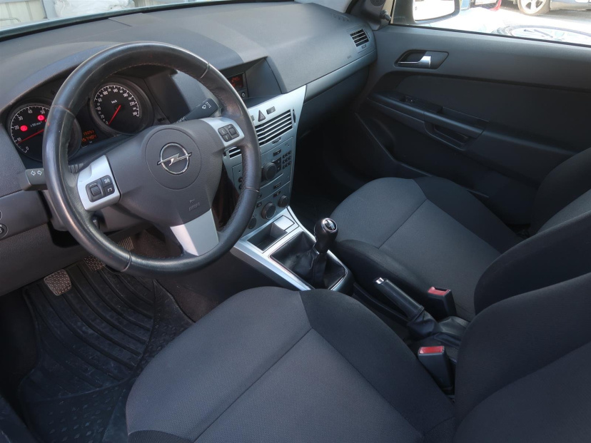 Opel Astra, 2011