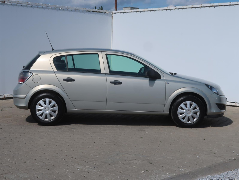 Opel Astra, 2011