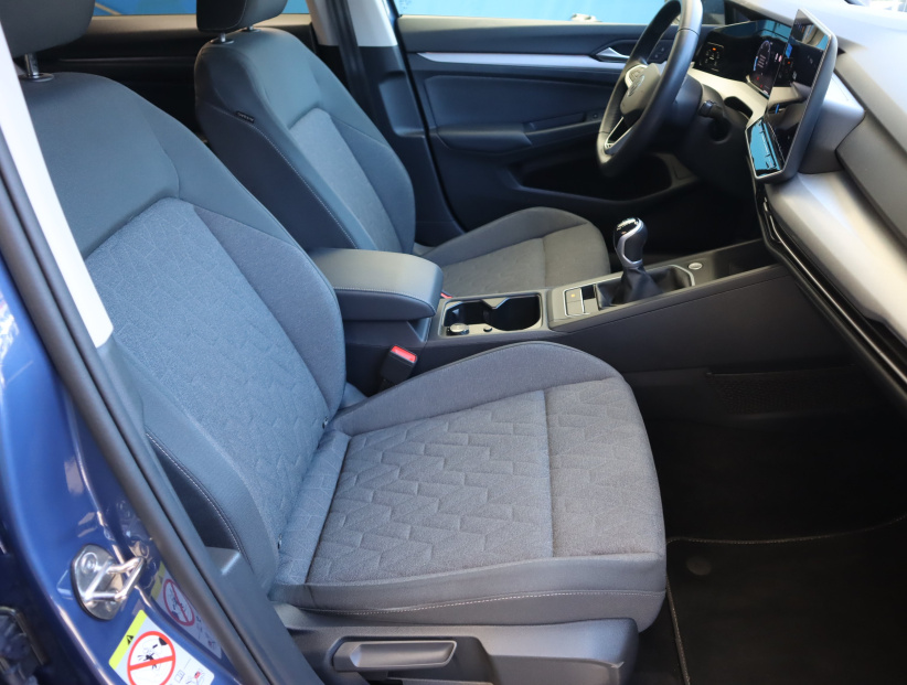 Volkswagen Golf, 2024