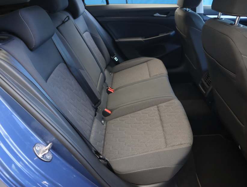 Volkswagen Golf, 2024
