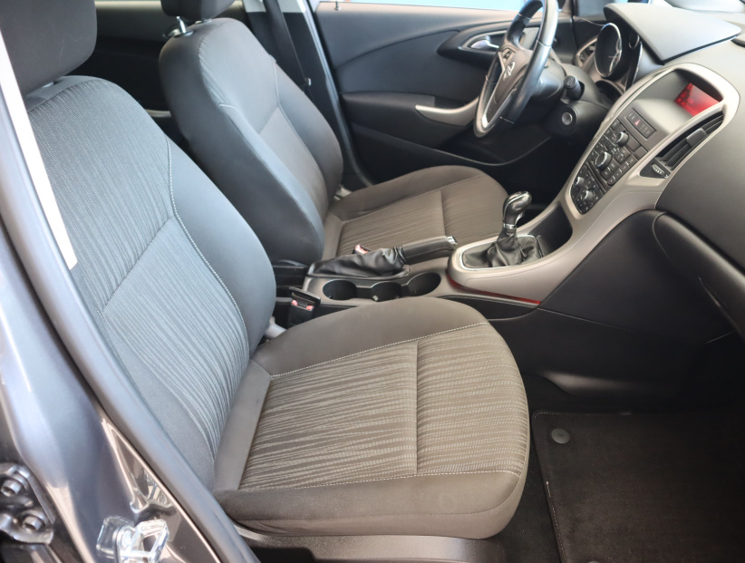 Opel Astra, 2011