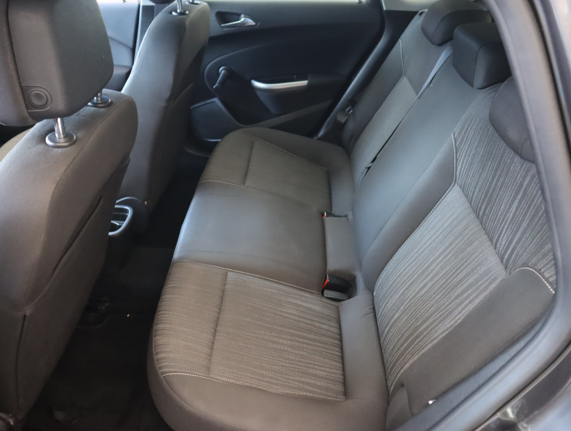 Opel Astra, 2011