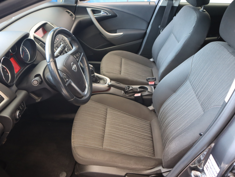 Opel Astra, 2011
