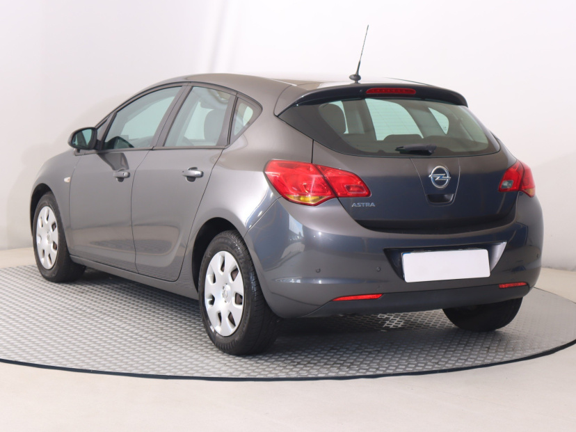 Opel Astra, 2011