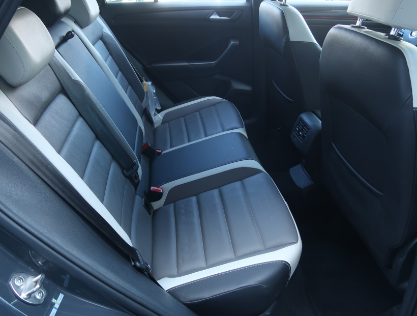 Volkswagen T-Roc, 2018