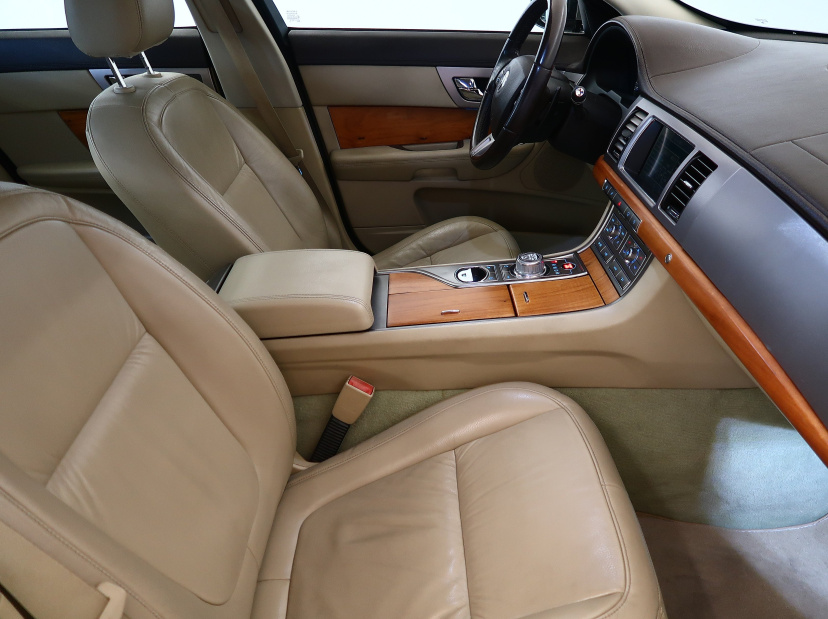 Jaguar XF, 2010