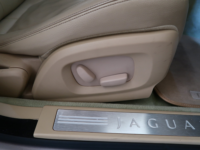 Jaguar XF, 2010