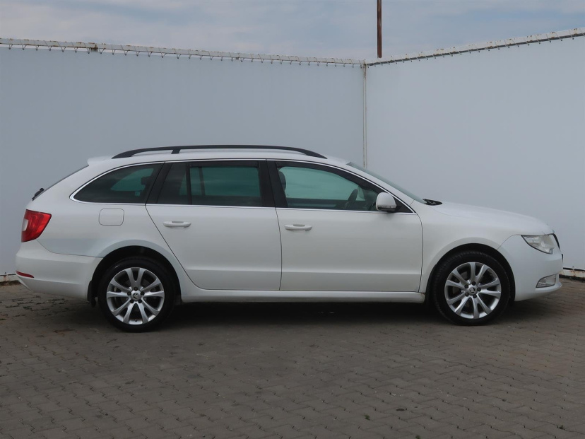 Škoda Superb, 2011