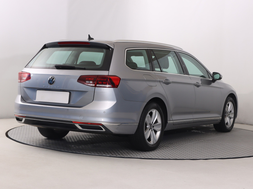 Volkswagen Passat, 2022