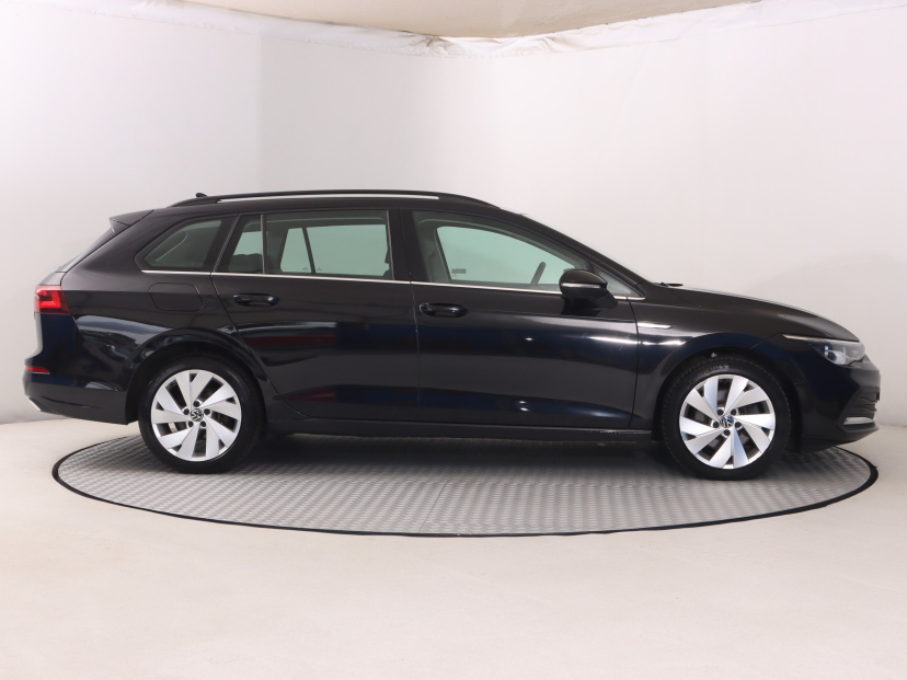 Volkswagen Golf, 2022