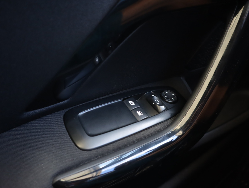 Peugeot 208, 2015