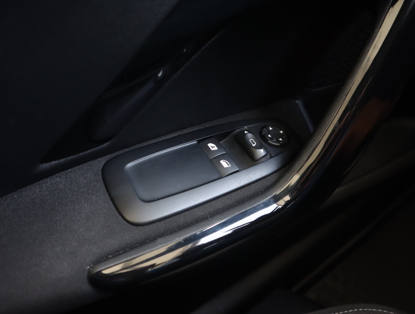 Peugeot 208, 2015