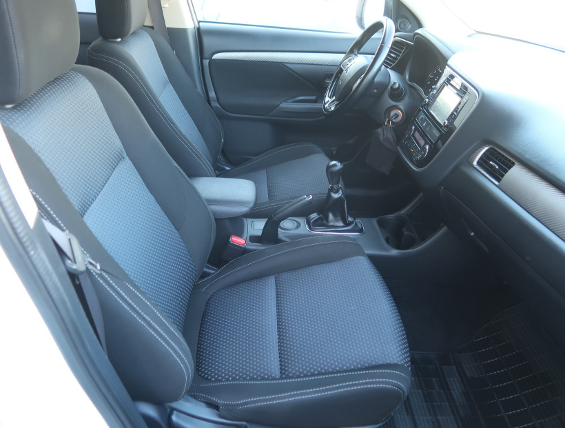 Mitsubishi Outlander, 2016