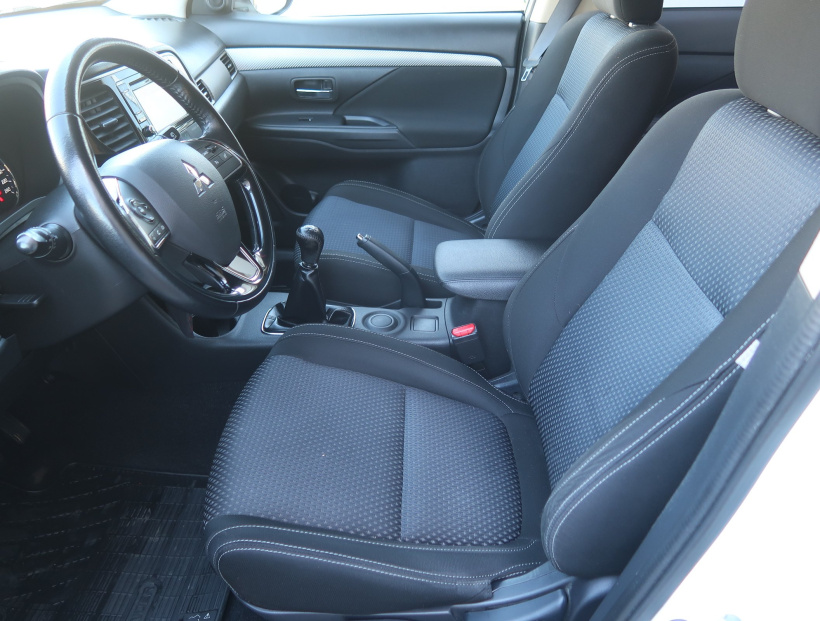 Mitsubishi Outlander, 2016