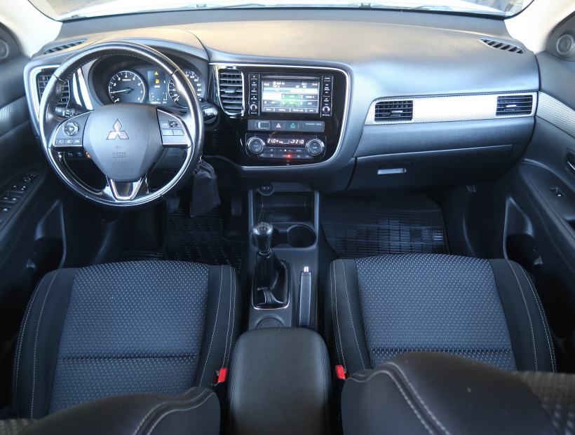 Mitsubishi Outlander, 2016