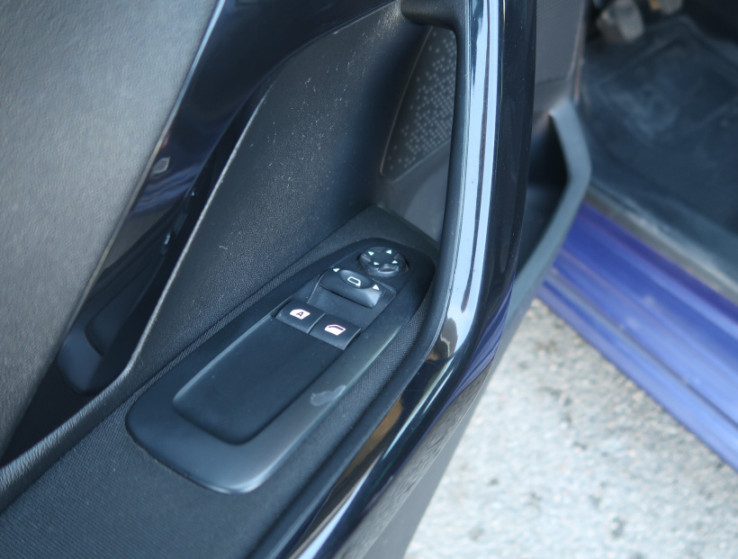 Peugeot 208, 2012