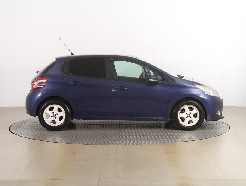 Peugeot 208, 2012