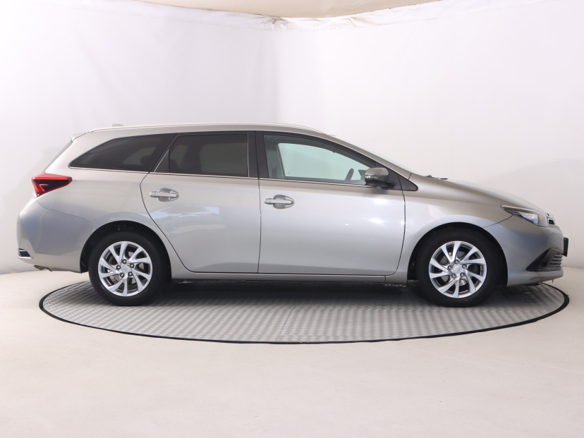Toyota Auris, 2015