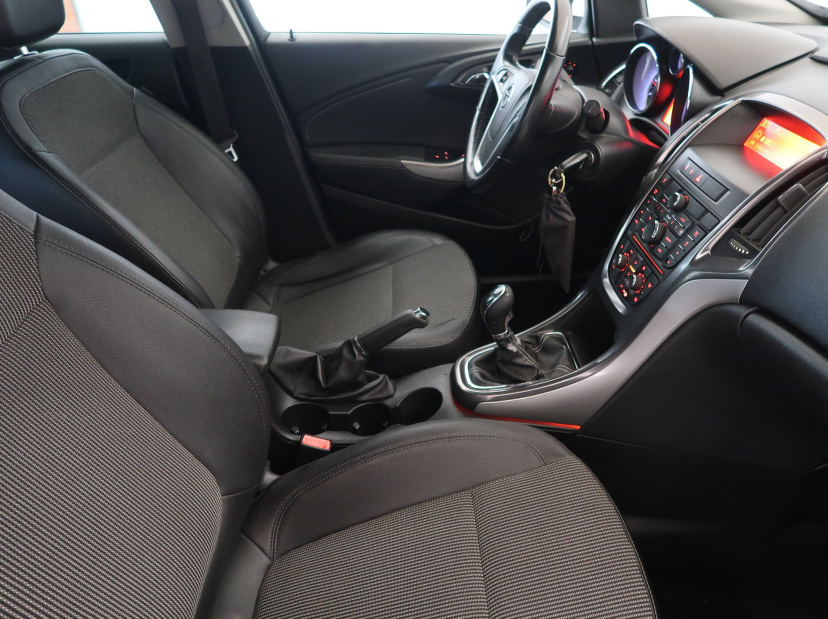 Opel Astra, 2011