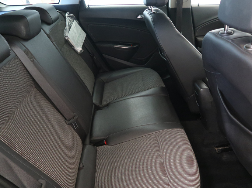 Opel Astra, 2011