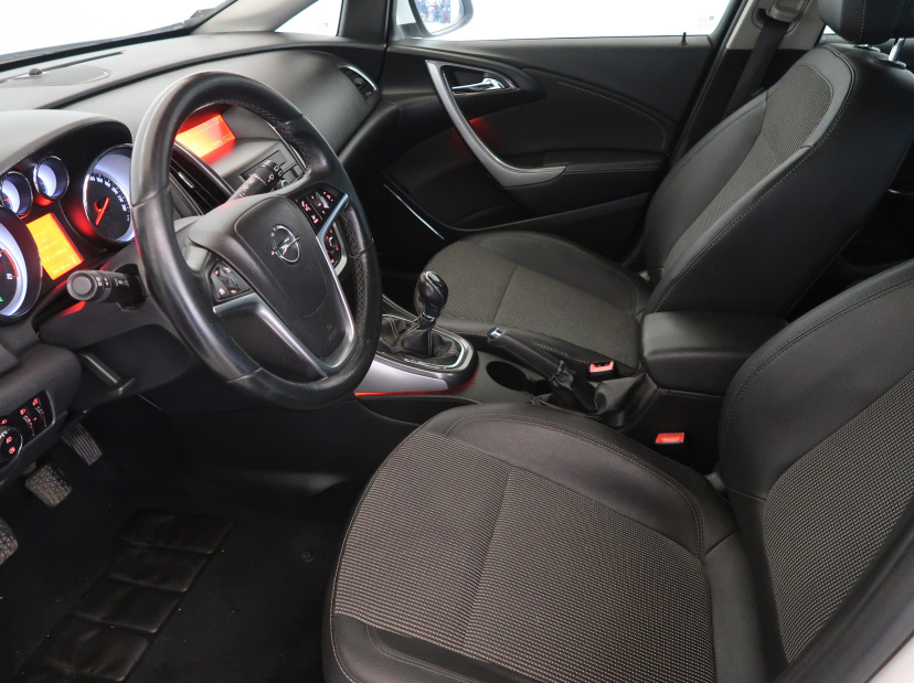 Opel Astra, 2011