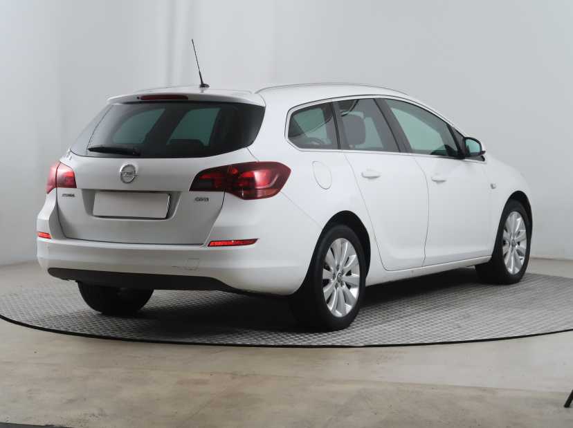 Opel Astra, 2011