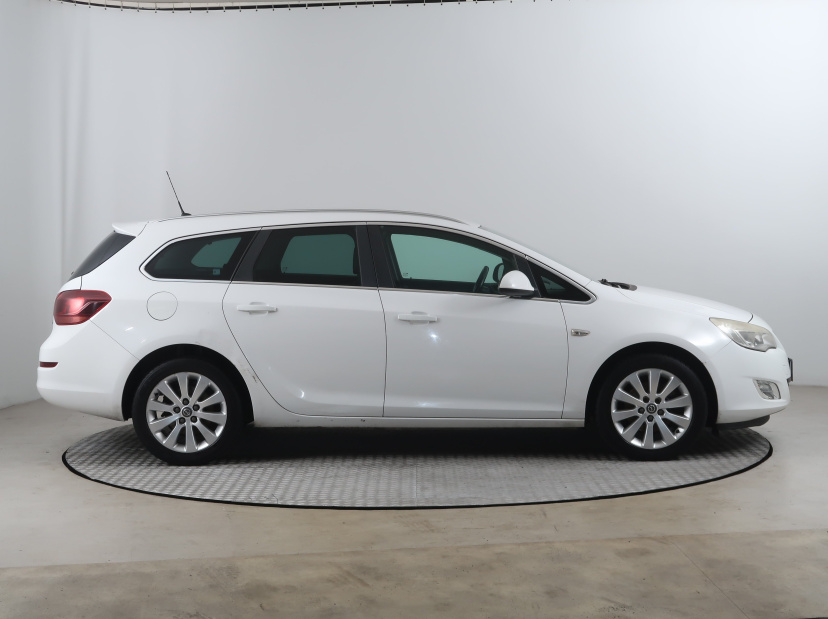 Opel Astra, 2011