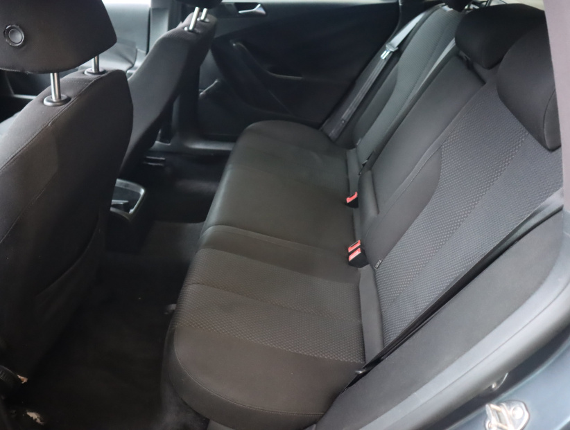 Volkswagen Passat, 2010