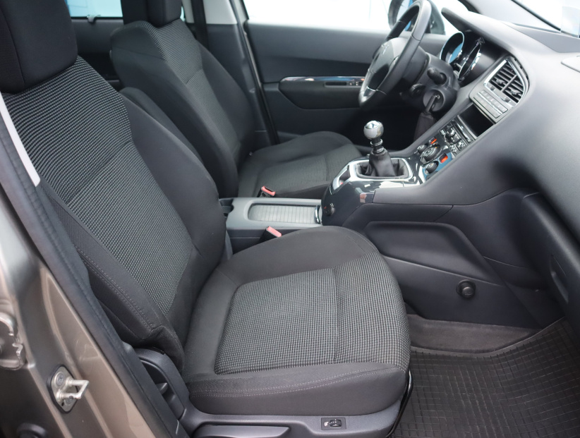 Peugeot 5008, 2011
