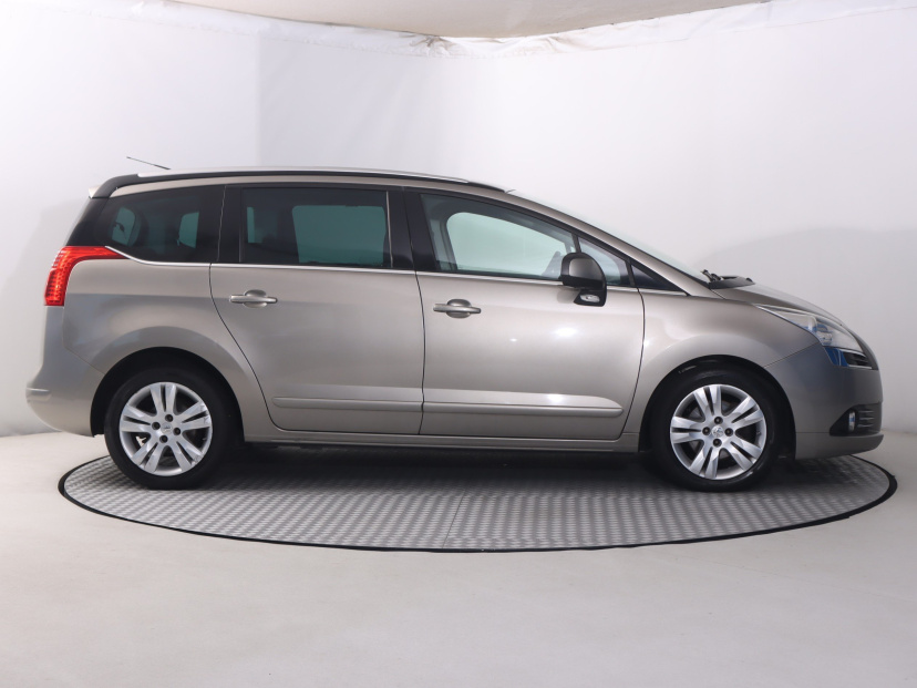 Peugeot 5008, 2011
