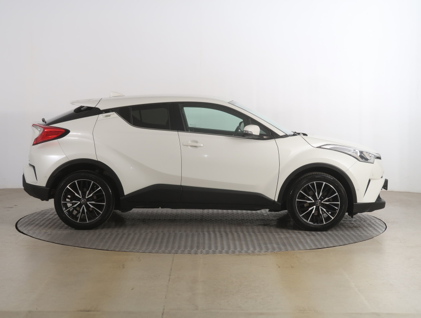 Toyota C-HR, 2016