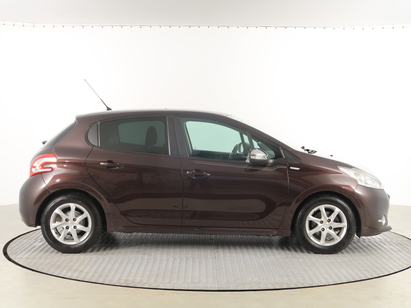 Peugeot 208, 2013