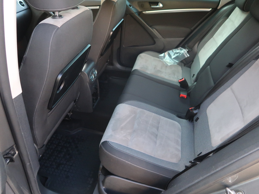 Volkswagen Tiguan, 2011