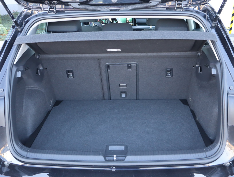 Volkswagen Golf, 2022