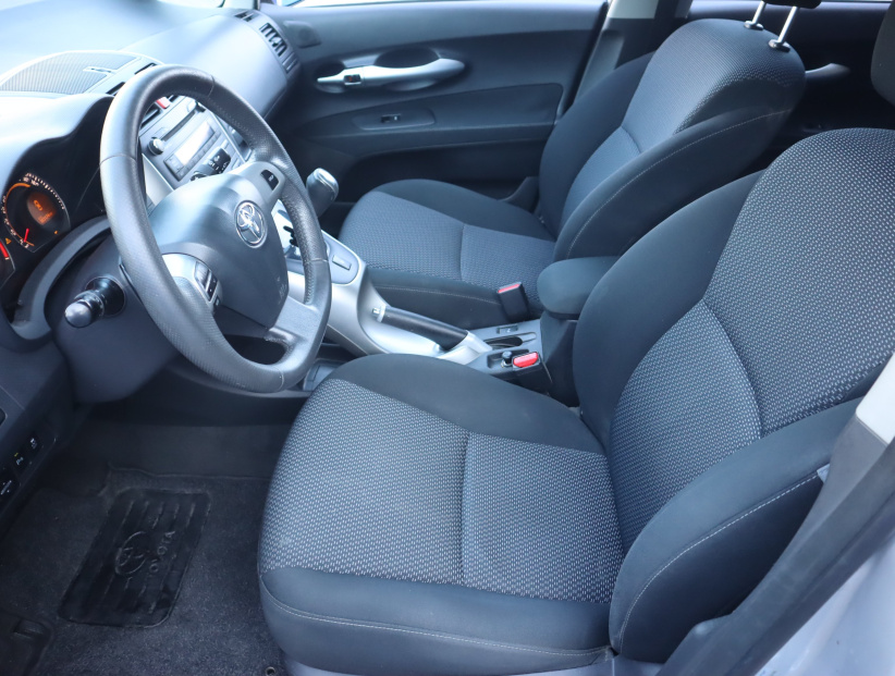 Toyota Auris, 2010